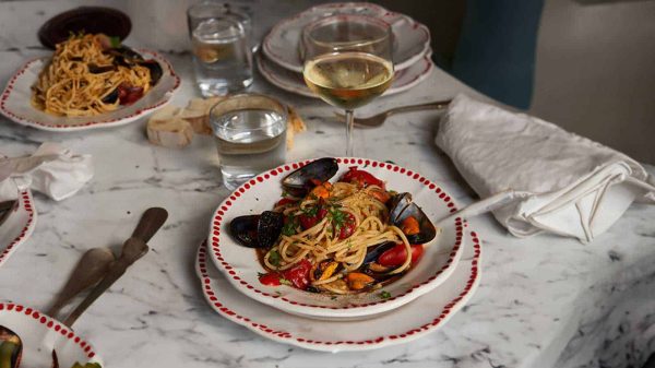 RUMMO-SPAGHETTI-GROSSI-No5-500gr-ΜΕ-ΜΥΔΙΑ-ΣΕ-ΚΟΚΚΙΝΗ-ΣΑΛΤΣΑ